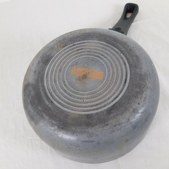 Vintage WearEver 2 quart Saucepan with Steam Release Lid 7 3/8 in diam 3 in tall - Picture 7 of 9